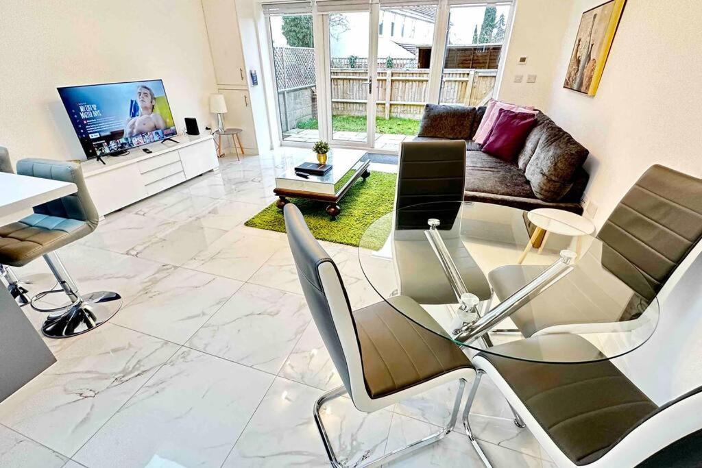 Paradigm House, Stunning 2-Bedroom Apartment 1, Free Parking, Oxford Exteriör bild