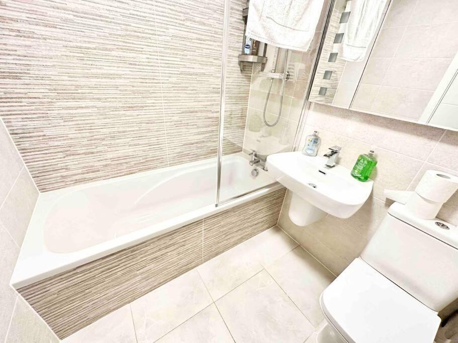 Paradigm House, Stunning 2-Bedroom Apartment 1, Free Parking, Oxford Exteriör bild